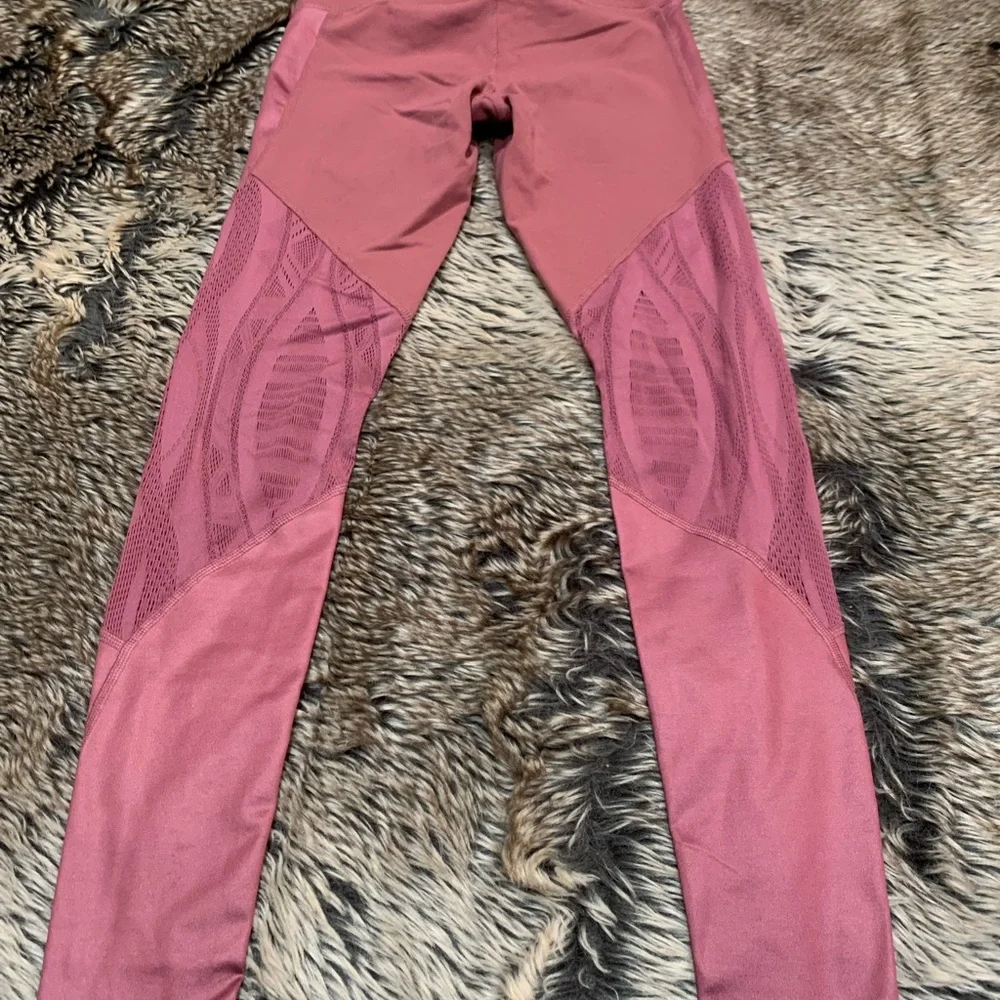 ALO Yoga Vitality Legging in Grenache Glossy Size XS